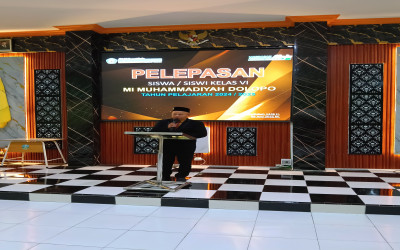 Kepala MI Muhammadiyah Dolopo Serahkan kembali 35 Siswa Kelas VI kepangkuan orang Tua