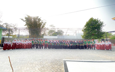 Civitas MI Muhammadiyah Dolopo Khidmat Ikuti Upacara HUT RI ke-81