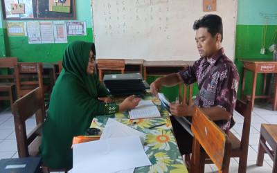 Penerimaan Raport MI Muhammadiyah Dolopo Semester 1 Tahun Pelajaran 2024/2025 Berjalan Lancar